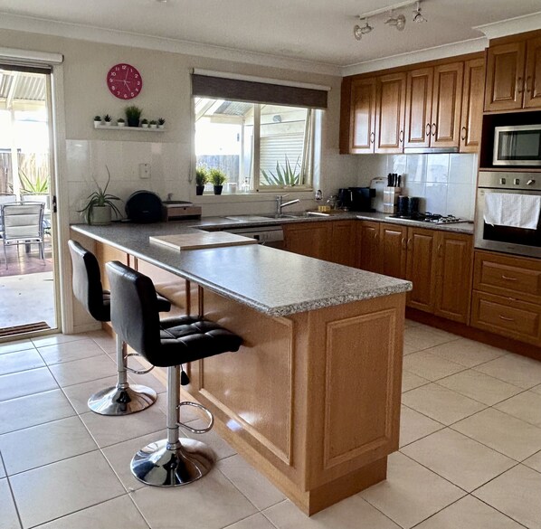 Fridge, microwave, oven, stovetop - 2 x bed beach retreat Torquay, sauna, beach, golf (Torquay)