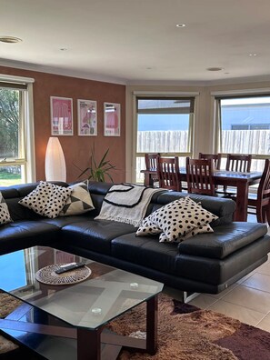 Smart TV, fireplace, books, stereo - 2 x bed beach retreat Torquay, sauna, beach, golf (Torquay)