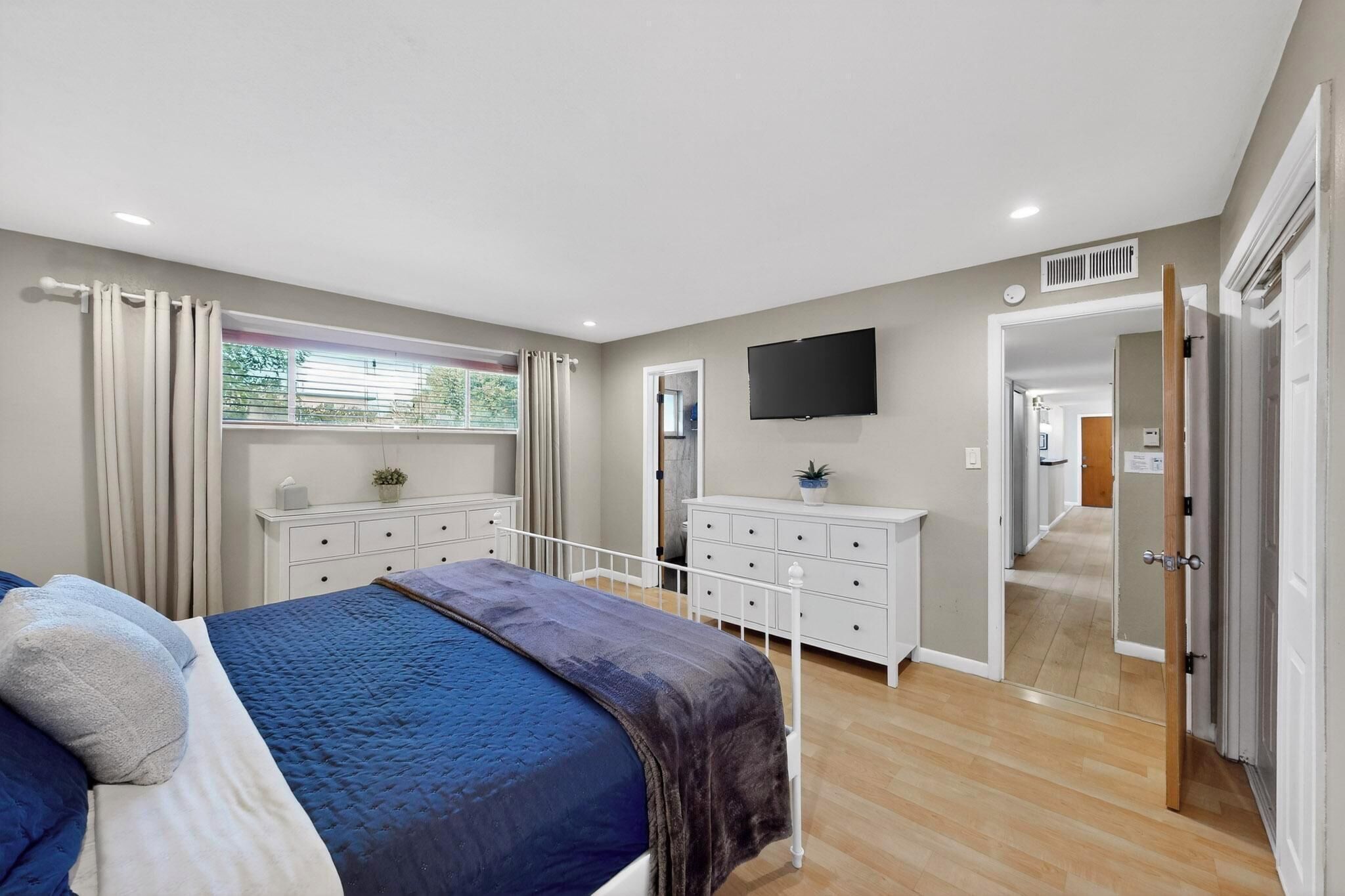 3 bedrooms, iron/ironing board, travel crib, free WiFi