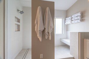 Douche, sèche-cheveux, bidet, serviettes fournies