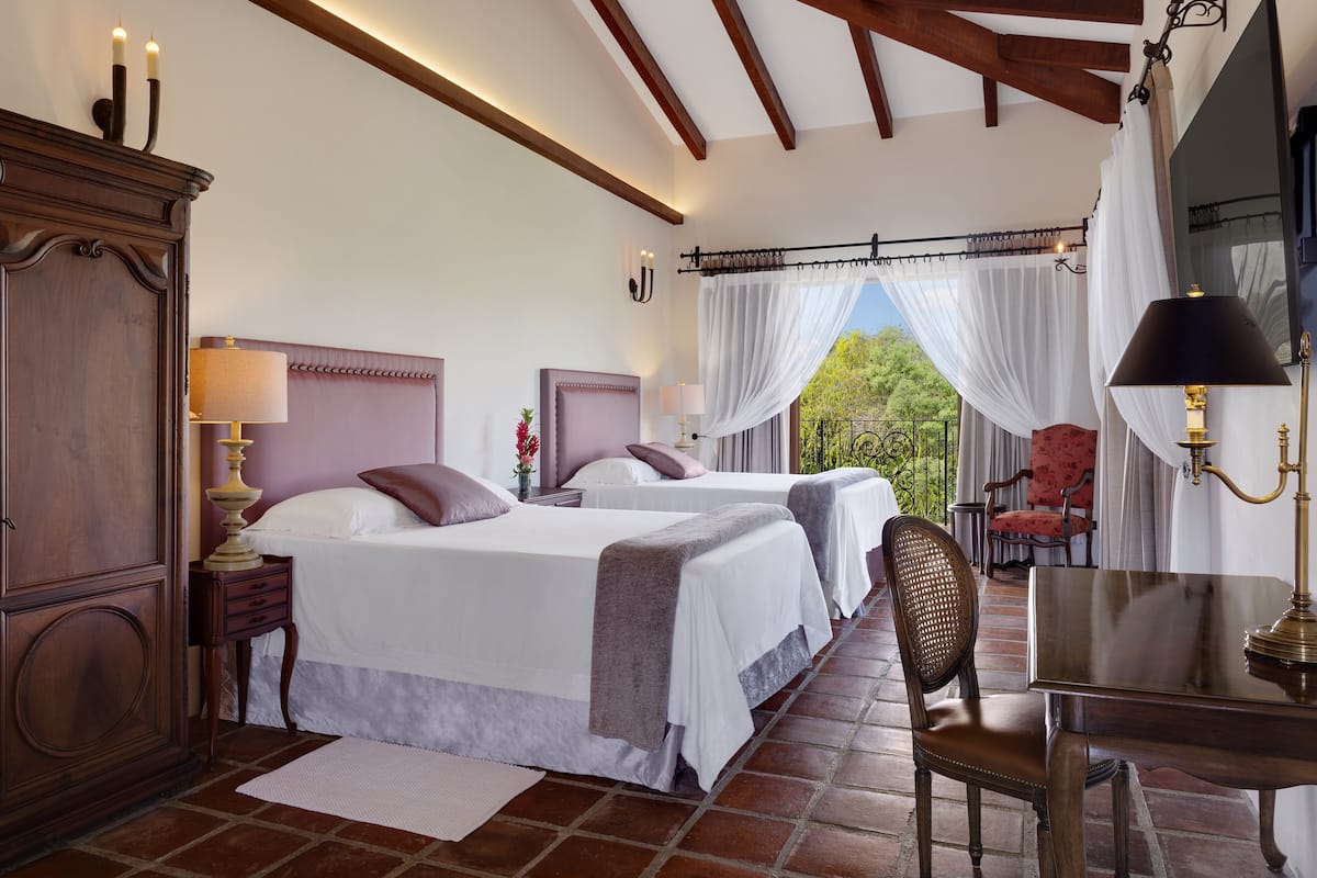 Suite Deluxe, 2 grands lits, balcon, vue montagne | Draps en coton égyptien, literie de qualité supérieure