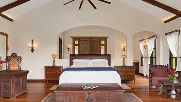 Suíte com design assinado, 1 cama King, piscina particular, vista para a lagoa | Roupas de cama de algodão egípcio, roupas de cama premium