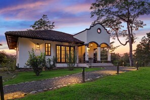 Luxe villa, 2 slaapkamers, privézwembad, uitzicht op bergen | Lakens van Egyptisch katoen, luxe beddengoed, donsdekens