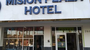Exterior del Hotel Mission Plaza, con un letrero visible que muestra el nombre.