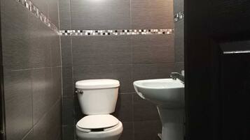 Standardenkeltværelse | Badeværelse | Håndklæder