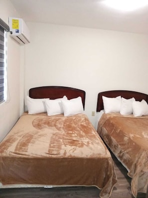 Chambre Quadruple Standard | Couette en duvet d'oie, décoration personnalisée