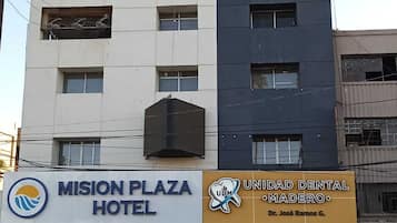 Vista frontal de la propiedad