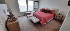 8 bedrooms, iron/ironing board, travel cot, WiFi - 8 Bedroom, 4 Bath, 15 Beds, 4K square feet of space (Garden City)