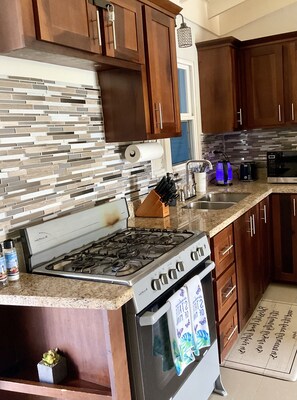 Full-sized fridge, microwave, oven, electric kettle - Vacae876 (Falmouth)