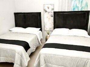 Family House, Multiple Beds | 2 bedrooms, pillowtop beds, free minibar, individually decorated - Vacae876 (Falmouth)