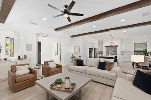 Smart-TV, Kamin, Videospiele, Tischfußball