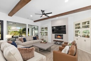 Smart-TV, Kamin, Videospiele, Tischfußball