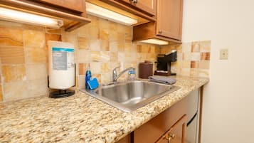 Een koelkast, een magnetron, een kookplaat