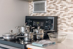 Kylskåp, mikrovågsugn, ugn och spishäll