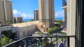 Property grounds - Recently Renovated Studio in Palms at Waikiki (Honolulu)