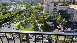 Property grounds - Recently Renovated Studio in Palms at Waikiki (Honolulu)