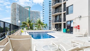 Pool - Recently Renovated Studio in Palms at Waikiki (Honolulu)