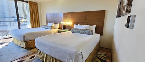 Caja de seguridad en la habitación y tabla de planchar con plancha