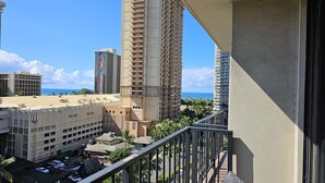 A high-rise building with multiple balconies overlooking a coastal area. - Cute Studio in Palms at Waikiki (Honolulu)