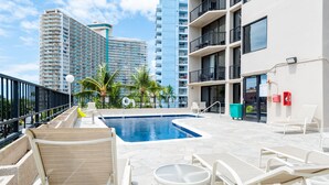 Pool - Cute Studio in Palms at Waikiki (Honolulu)