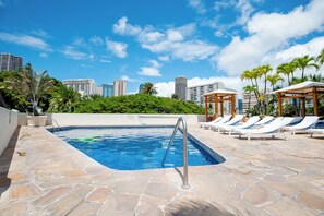 Pool - Luana Waikiki Studio with Free Parking!! (Honolulu)