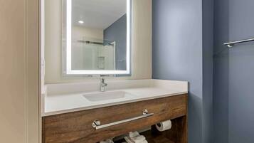 Standard Studio, 1 King Bed, Non Smoking, Refrigerator & Microwave | Bathroom