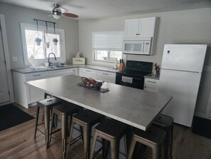 Kjøleskap, mikrobølgeovn, ovn og kokeplater