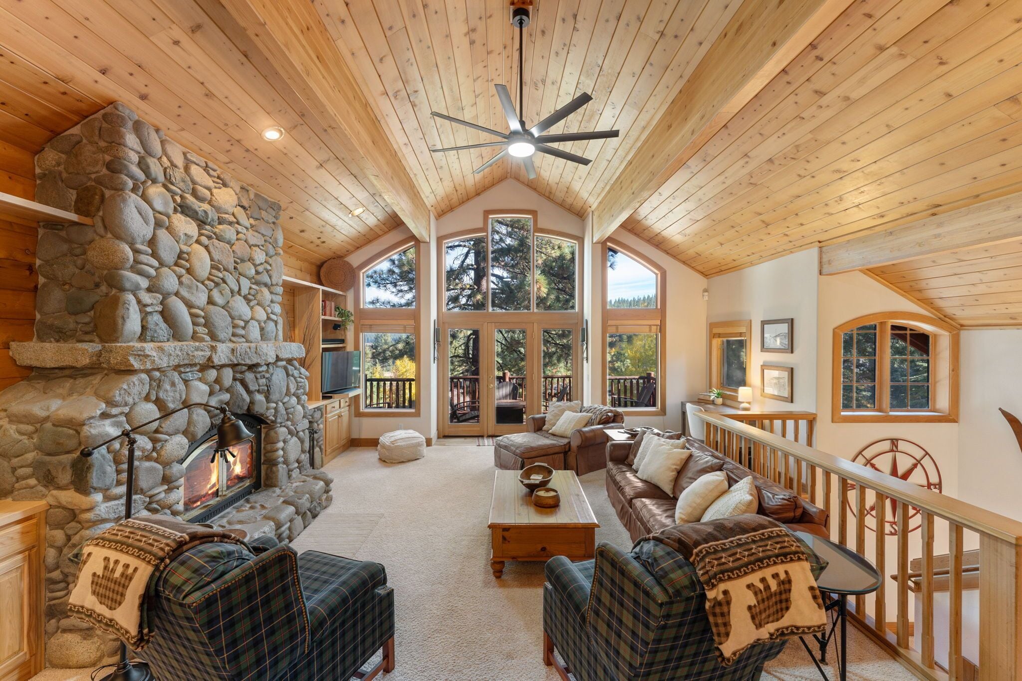 Smart TV, fireplace, stereo