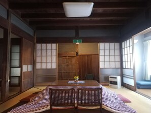Interior - Nostalgic steam locomotive town ／ "Kuma-no-ya", an old private house for rent ／ A kitchen with seasonings for cooking your own meals ／ Shimada City, Shizuoka Prefecture (島田市)