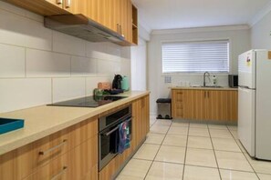 Microondas, horno, placa de cocina