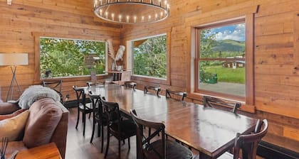 8 bedroom, 10 bathroom lodge perfect for groups, weddings, family reunions