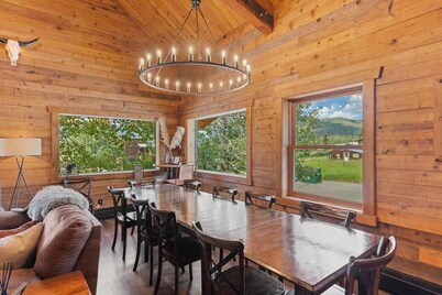 8 bedroom, 10 bathroom lodge perfect for groups, weddings, family reunions