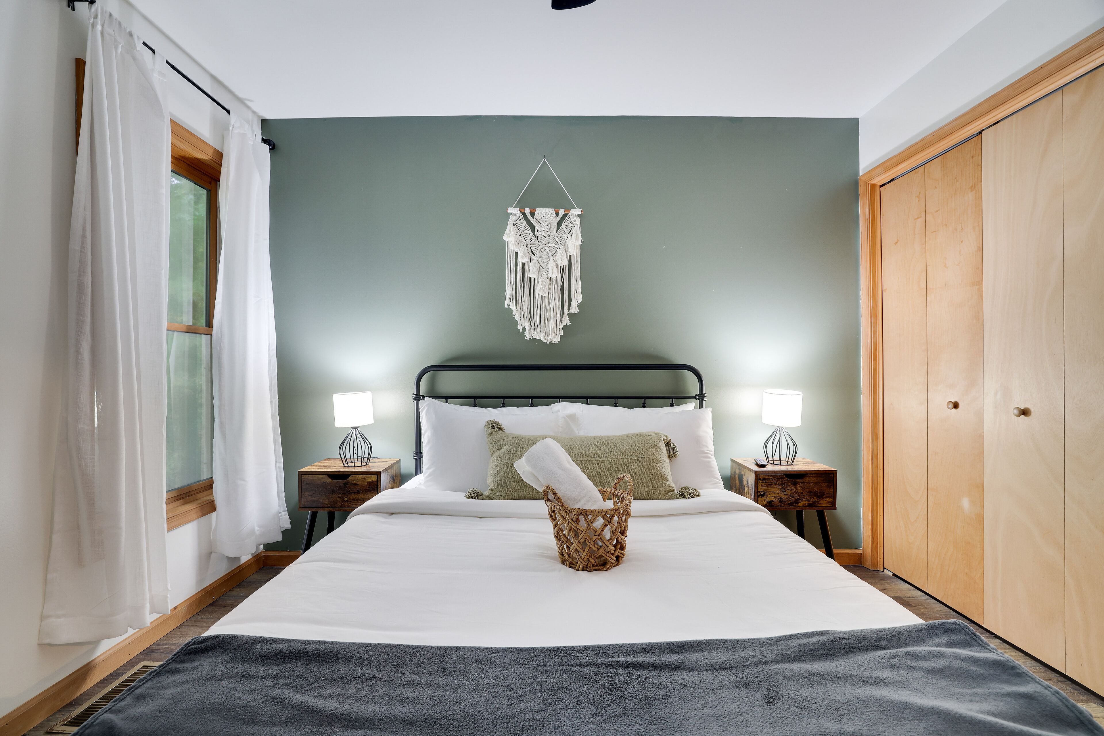 3 dormitorios, caja fuerte, escritorio y tabla de planchar con plancha