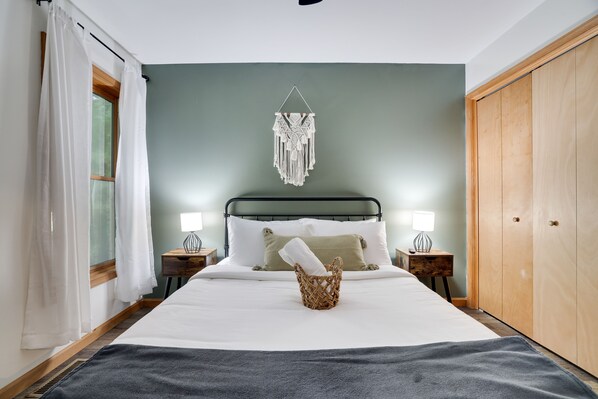 3 bedrooms, in-room safe, desk, iron/ironing board - 15 Min to Ski Resorts · Cozy 3 BR · Dog Friendly · Game Area and Fire Pit (East Stroudsburg)