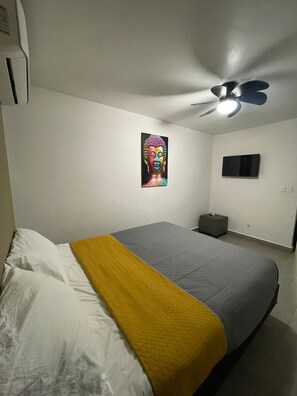 Basic Room | Free WiFi, bed sheets - Hotel San Sebastian (Monterrey)