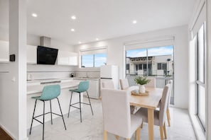 Coffee/tea maker, fridge, microwave, oven - Vitamin Sea by the Beach: by Ready Set Stay- walking distance, WIFI, full linen (Cowes)
