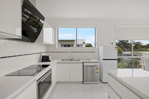 Fridge, microwave, oven, stovetop - Vitamin Sea by the Beach: by Ready Set Stay- walking distance, WIFI, full linen (Cowes)