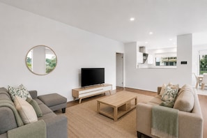 Smart TV - Vitamin Sea by the Beach: by Ready Set Stay- walking distance, WIFI, full linen (Cowes)