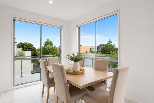 Dining - Vitamin Sea by the Beach: by Ready Set Stay- walking distance, WIFI, full linen (Cowes)