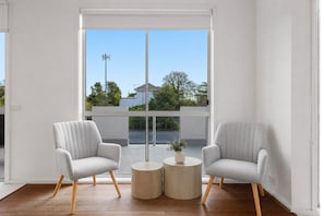 Interior - Vitamin Sea by the Beach: by Ready Set Stay- walking distance, WIFI, full linen (Cowes)