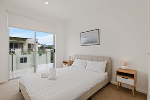3 habitaciones, tabla de planchar con plancha y cuna de viaje