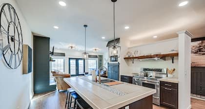 Stellar Craig Apartment - Walk to Restaurants!