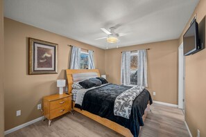 4 dormitorios, tabla de planchar con plancha, cuna de viaje