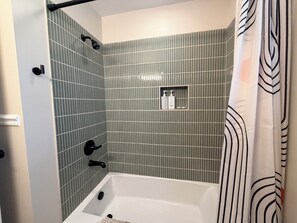 Whirlpool, Haartrockner, Handtücher, Seife