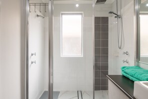 Deluxe Double Room | Bathroom