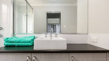 Deluxe Double Room | Bathroom