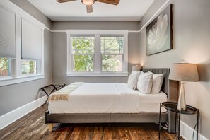 3 habitaciones, escritorio y espacio para trabajar con laptop