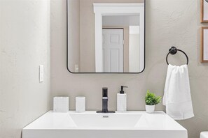 ヘアドライヤー、タオル、石鹸、シャンプー