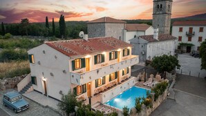 A two-story building with a swimming pool, a car, and a stone wall. - Villa Plovanija (Kvarner - Poljica) (Poljica)