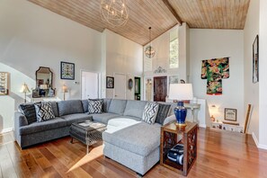 TV, fireplace - The Grateful Den - Cozy retreat in Big Canoe! (Jasper)